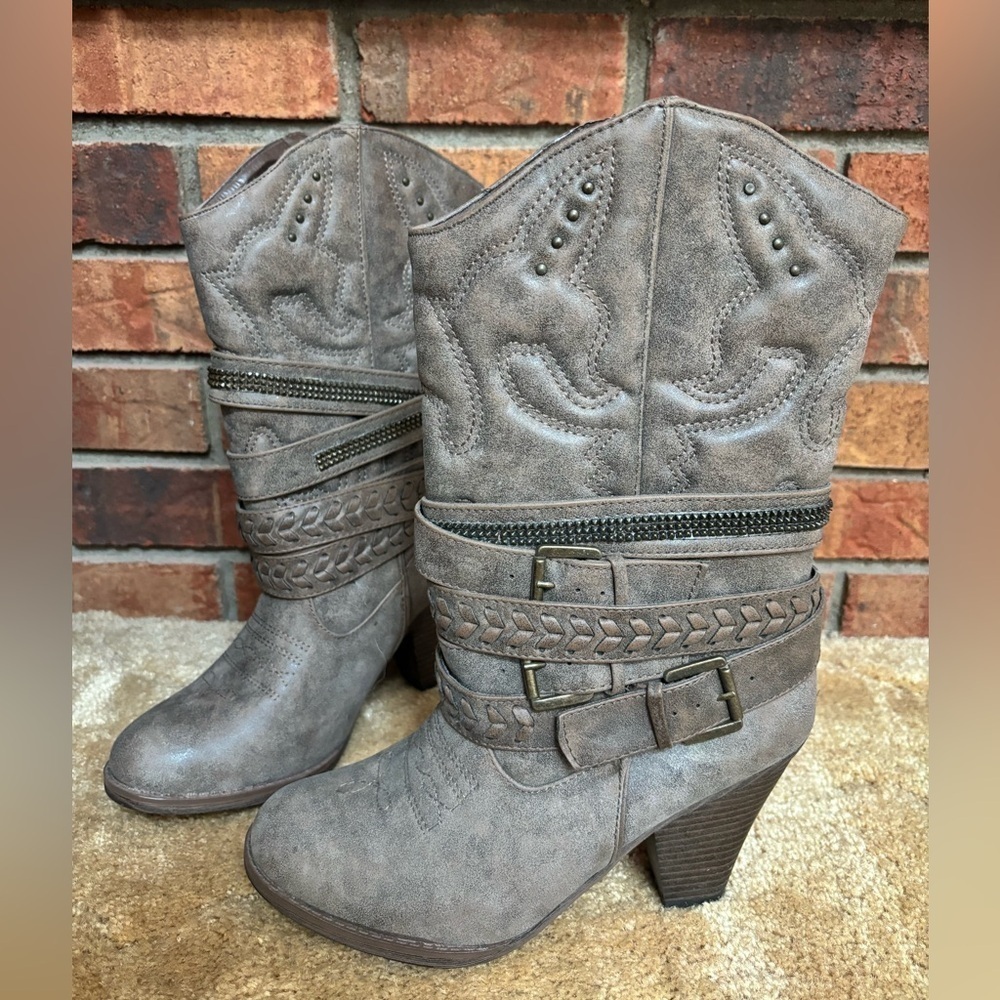 🖤MIA STRAPPY BUCKLE STUDDED GRAY FAUX LEATHER HEELED CALF HIGH BOOTS SIZE 8🖤 - Picture 12 of 12